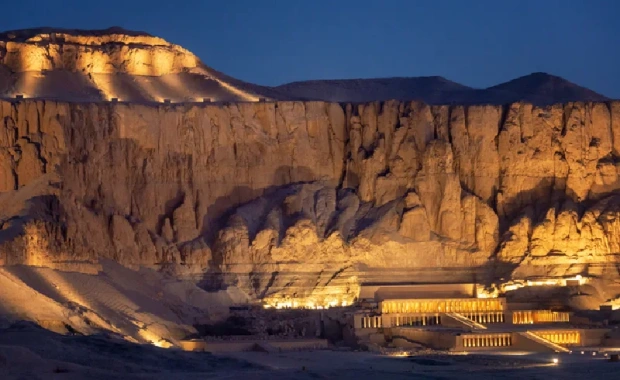 Vista nocturna del Templo de Hatshepsut, Viajes Organizados a Egipto