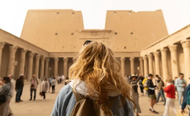 Turista caminando hacia el Templo de Horus en Edfu, Egipto , Viajes Organizados a Egipto