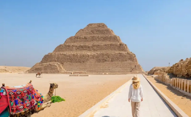 Camellos en la Pirámide Escalonada de Saqqara, Egipto , El mejor viaje organizado a Egipto