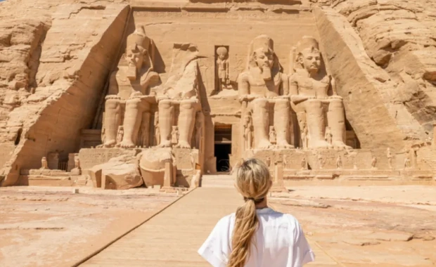 Mujer viajando por Egipto, mejores viajes a egipto