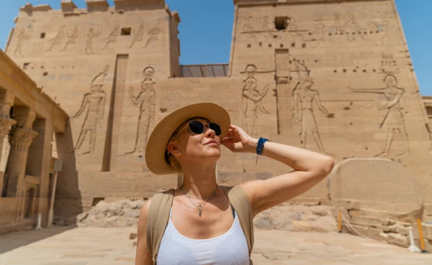 Mujer caminando por el Templo de Filae , mejores viajes a egipto