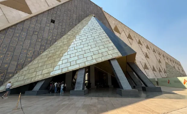 Entrada principal del Gran Museo Egipcio con arquitectura triangular moderna, Tour Egipto