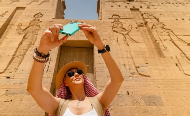 Mujer caminando por el Templo de Filae, también conocido como Templo de Isis, en Asuán, Egipto, Tour Egipto