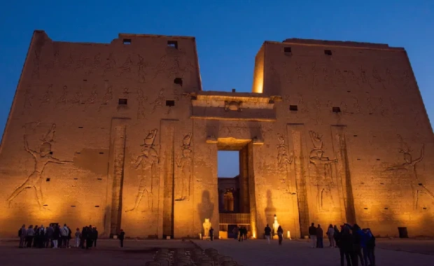 Templo de Edfu iluminado al amanecer, Tour Egipto