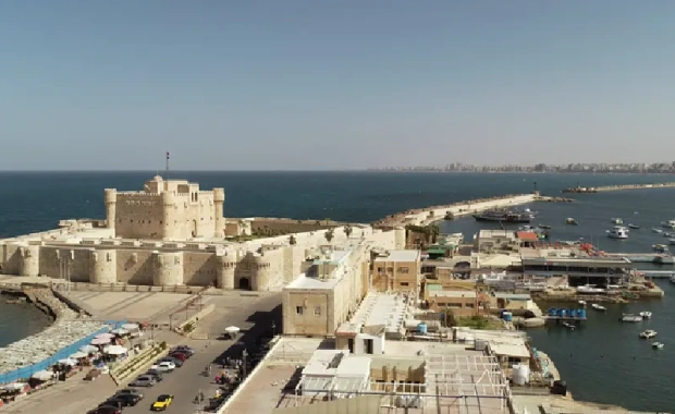 Vista aérea con dron de la costa de Alejandría, Egipto, y la Ciudadela de Qaitbay , viajes a el cairo todo incluido