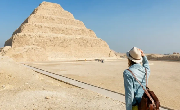 Una joven turista en la Pirámide Escalonada de Zoser, Saqqara, Egipto, viajes a el cairo todo incluido