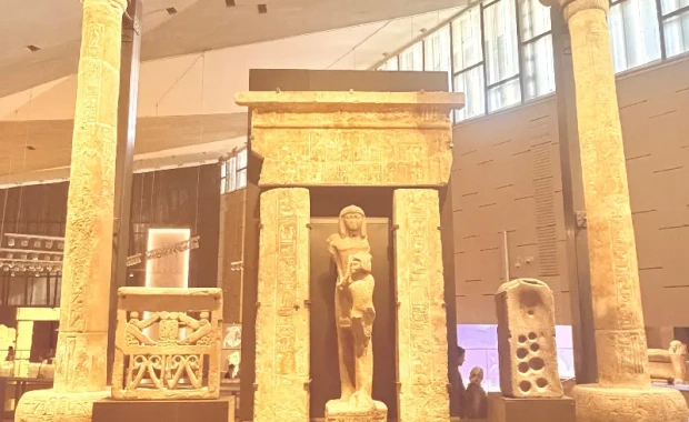 Interior del Gran Museo Egipcio con antiguas columnas, relieves y estatuas egipcias expuestas en sus galerías , viajes a el cairo todo incluido