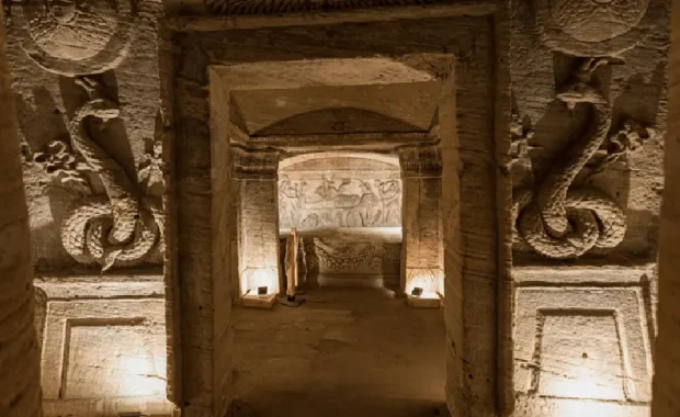Vista interior de las antiguas Catacumbas de Kom El Shoqafa en Alejandría, viajes a el cairo todo incluido