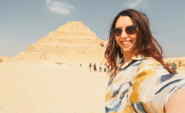 Turista tomándose un selfie con la Pirámide Escalonada de Zoser en Saqqara , Crucero por Egipto