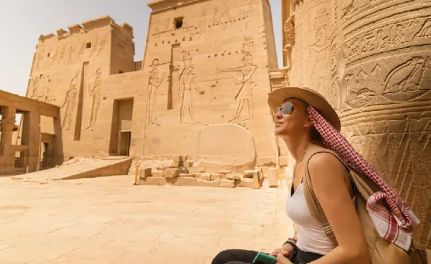 Mujer sentada en el Templo de Filae, también conocido como Templo de Isis, en Asuán, Egipto, Crucero por Egipto