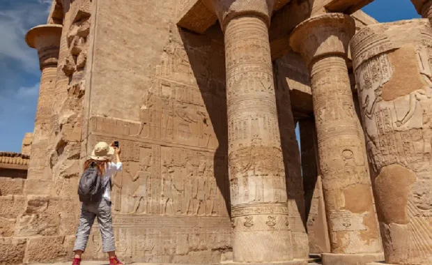 Mujer tomando una foto en el Templo de Karnak, Egipto , Crucero por Egipto
