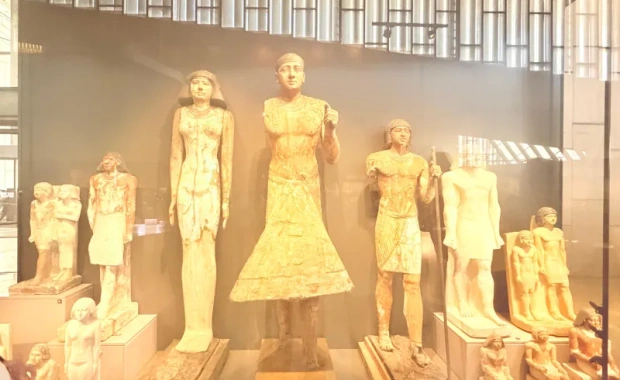 Colección de antiguas estatuas egipcias expuestas en el Gran Museo Egipcio de Guiza , Crucero por Egipto