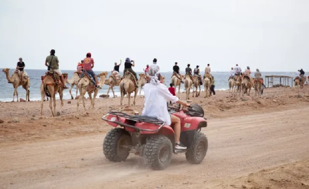 Turistas en un safari por el desierto conduciendo quads en Sharm El Sheikh , Viajes Organizados a Egipto