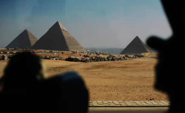 Las pirámides de Egipto vistas desde la ventana de un autobús en movimiento , El mejor viaje organizado a Egipto
