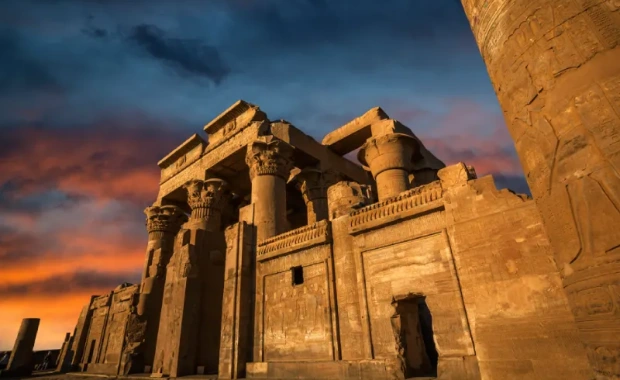 Vista del Templo de Kom Ombo iluminado por la noche, Crucero por el Nilo de lujo