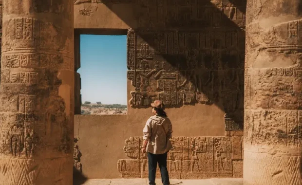 Mujer asiática adulta en el interior del Templo de Horus en Edfu, Crucero por el Nilo de lujo