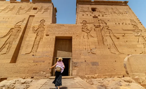 Mujer caminando por el Templo de Filae, también conocido como Templo de Isis, en Asuán, Egipto, Crucero por el Nilo de lujo