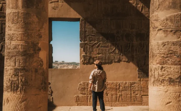 Mujer asiática adulta en el interior del Templo de Horus en Edfu , Viaje a Egipto con Crucero por el Nilo