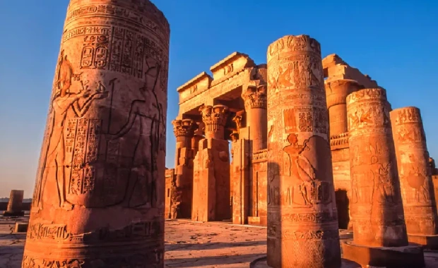 Templo egipcio de Kom Ombo a orillas del río Nilo , Viaje a Egipto con Crucero por el Nilo