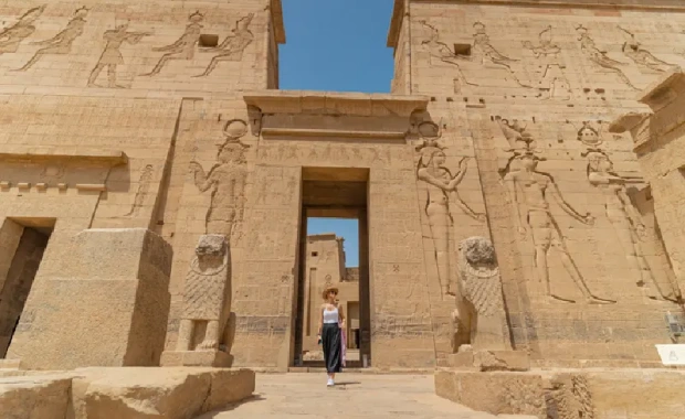 Mujer caminando por el Templo de Filae, Templo de Isis, en Asuán, Egipto , Viaje a Egipto con Crucero por el Nilo