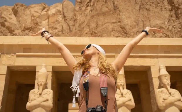 Fotógrafa de vacaciones frente al impresionante Templo de la Reina Hatshepsut en Luxor, Viaje a Egipto con Crucero por el Nilo