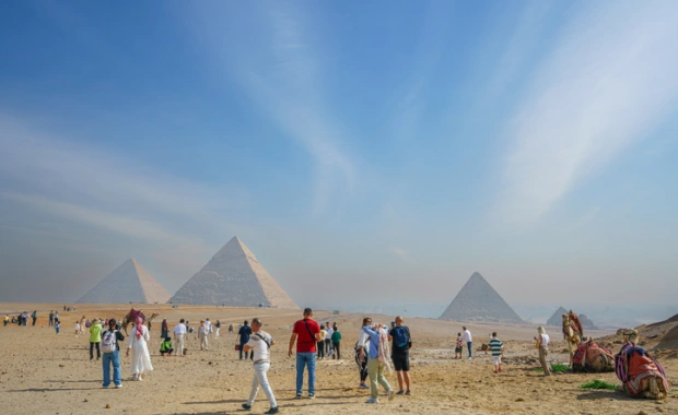 Des touristes visitant les pyramides de Gizeh, en Égypte, Séjour au caire