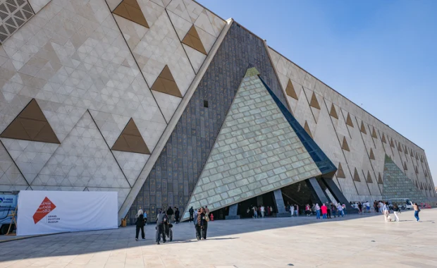 Vue extérieure du Grand Musée Égyptien (GEM), Séjour au caire