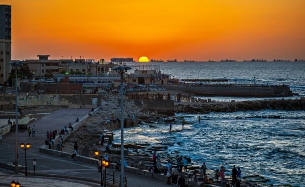Coucher de soleil sur la mer Méditerranée, près de la promenade de Qaitbay, à Alexandrie, à l'emplacement de l'ancien phare, Séjour au caire