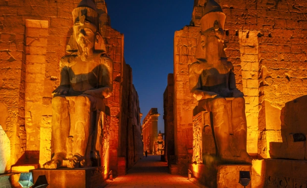 Les statues colossales des pharaons à l'entrée du temple de Louxor, en Égypte – Croisière sur le Nil egypt