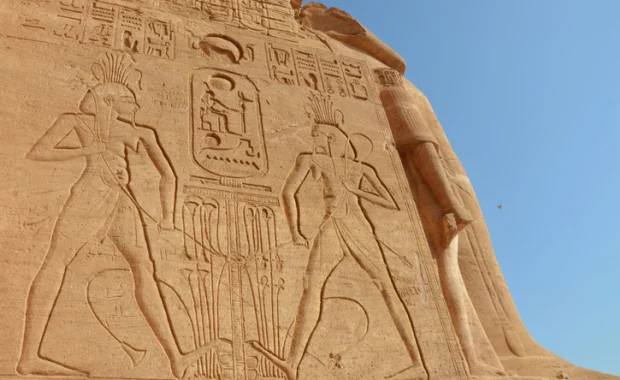 Vue extérieure des temples d'Abou Simbel et de leurs statues colossales en Égypte, Voyage en Égypte tout compris
