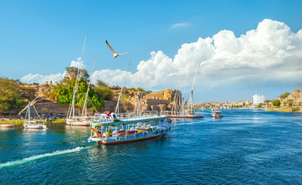Bateaux touristiques naviguant sur le Nil en Égypte, Voyage en Égypte tout compris