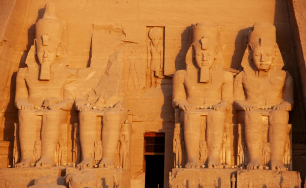 Lever du soleil sur le temple de Ramsès II à Abou Simbel, Voyage en Égypte tout compris