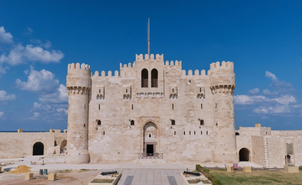 Façade en pierre et canons de la citadelle de Qaitbay à Alexandrie, Voyage organisé egypt 10 jours.