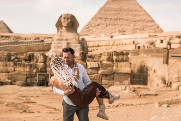 Viaggio organizzato Egitto, una coppia alle piramidi di Giza