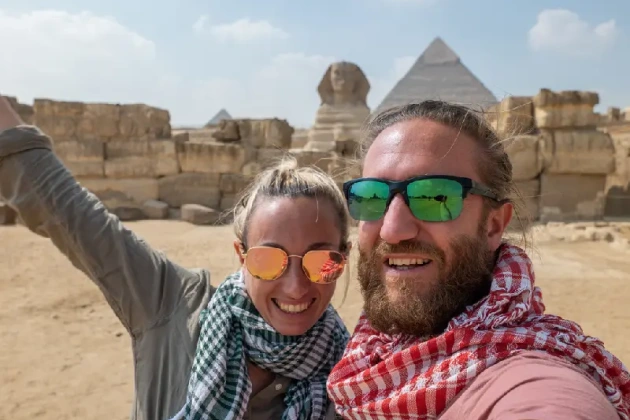 uomo e donna alle piramidi, escursioni porti da alessandria a giza