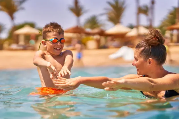 Madre e Figlio a Hurghda, vacanze estive egitto
