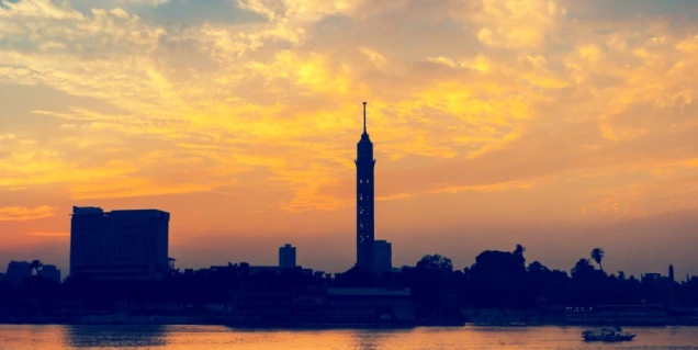 Coucher de soleil sur le Nil et la tour du Caire, l'Égypte en janvier