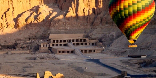 Montgolfière survolant le temple d'Hatchepsout à Louxor