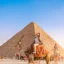 Tour Cairo e crociera sul Nilo, un'uomo alle piramidi