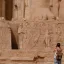 viaggio in egitto piramidi, una donna a un tempio a luxor