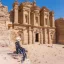 tour giordania 5 giorni, un donna indossa un vestito blu a petra