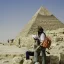 Pasqua in Egitto 2024, Due personi alle piramidi di Giza