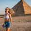 una donna alle piramidi