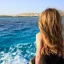 Una donna in mare in Egitto.