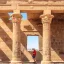 Un uomo in un tempio egizio.
