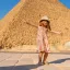 bambina alle piramidi