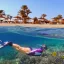 una turista che nouta nel mar rosso a sharm el shiekh