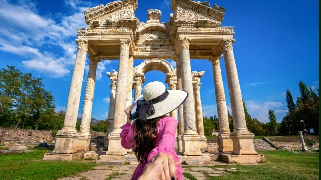 una turista ad afrodite antica citta in turchia , citta della turchia