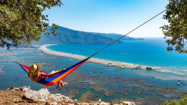 una donna nella spiaggia di Iztuzu, spiagge in turchia 