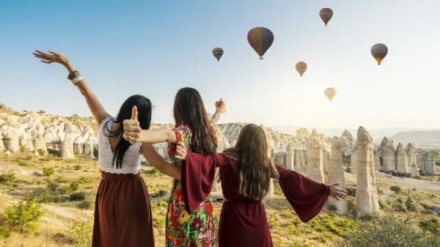 tre donne a cappadocia , quando andare in turchia